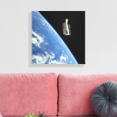De Hubble Ruimtetelescoop met een blauwe aarde Canvas Afdruk (Insitu (Woonkamer))
