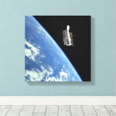 De Hubble Ruimtetelescoop met een blauwe aarde Canvas Afdruk (Insitu (Houten vloer))