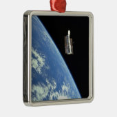 De Hubble Ruimtetelescoop met een blauwe aarde Metalen Ornament (Rechts)