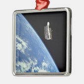 De Hubble Ruimtetelescoop met een blauwe aarde Metalen Ornament (Links)