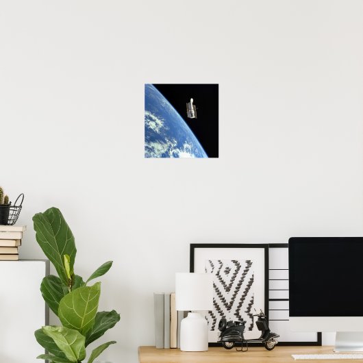 De Hubble Ruimtetelescoop met een blauwe aarde Poster (Thuiskantoor)