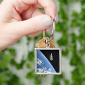 De Hubble Ruimtetelescoop met een blauwe aarde Sleutelhanger (Hand)