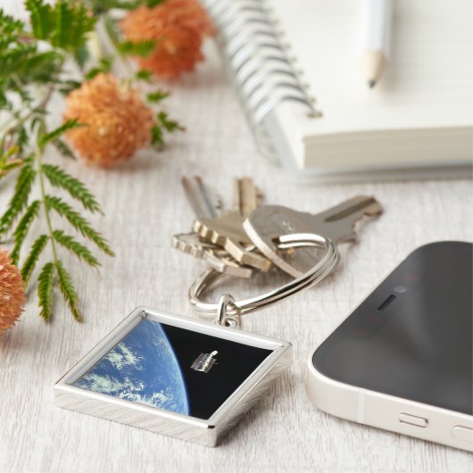 De Hubble Ruimtetelescoop met een blauwe aarde Sleutelhanger (Zijkant)