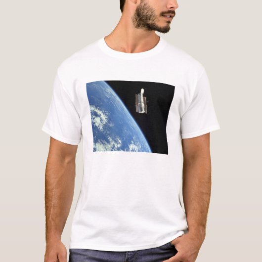 De Hubble Ruimtetelescoop met een blauwe aarde T-shirt (Voorkant)