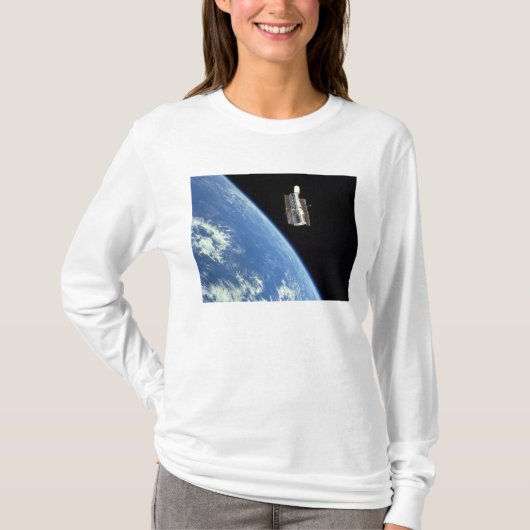 De Hubble Ruimtetelescoop met een blauwe aarde T-shirt (Voorkant)