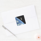 De Hubble Ruimtetelescoop met een blauwe aarde Vierkante Sticker (Envelop)