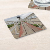 De huidige vuurtoren, de laatste van vele kartonnen onderzetters (Schuin)