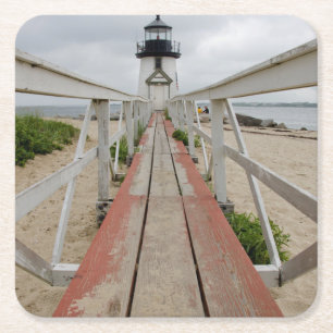 De huidige vuurtoren, de laatste van vele kartonnen onderzetters