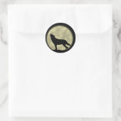 De huilende wolf in de nacht ronde sticker (Tas)