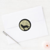 De huilende wolf in de nacht ronde sticker (Envelop)