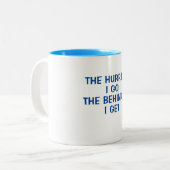 DE HURRIER DIE IK GA: DE BEHINDER DIE IK KRIJG TWEEKLEURIGE KOFFIEMOK (Voorkant links)