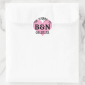 DE HUWELIJK VAN Uw Monogram & Datum Roze Hart Ronde Sticker (Tas)