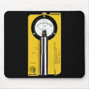 De iconische CD V-700 Geiger Counter Muismat