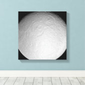 De ijzige maan van Saturnus Rhea Canvas Afdruk (Insitu (Houten vloer))