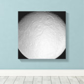 De ijzige maan van Saturnus Rhea Canvas Afdruk (Insitu (Houten vloer))