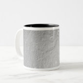 De ijzige maan van Saturnus Rhea Tweekleurige Koffiemok (Voorkant links)