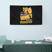 De imker koopt plaatselijke honing en ondersteunt  spandoek (Beurs)