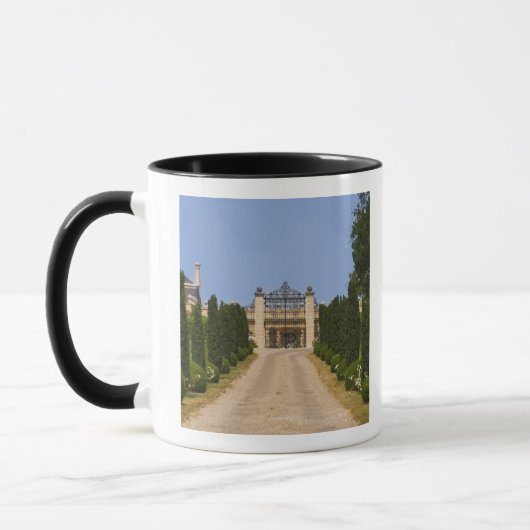 De imponerende ingang van Chateau Haut Sarpe, de Mok (Links)