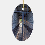 De ingang van het appartementengebouw keramisch ornament (Rechts)