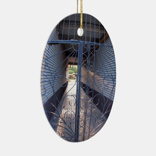 De ingang van het appartementengebouw keramisch ornament (Rechts)