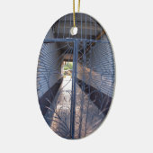 De ingang van het appartementengebouw keramisch ornament (Links)