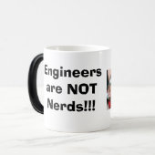 De ingenieurs zijn NIET nerd!!! Magische Mok (Voorkant links)
