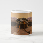 De Insight Lander opererend op het oppervlak van M Grote Koffiekop (Voorkant)