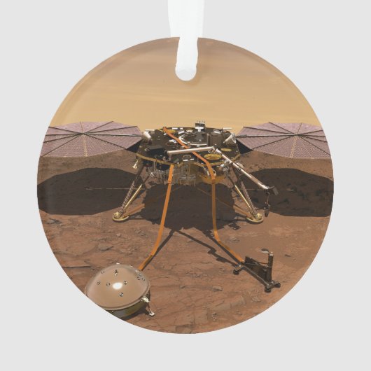 De Insight Lander opererend op het oppervlak van M Ornament (achterkant)