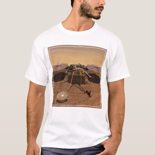 De Insight Lander opererend op het oppervlak van M T-shirt (Voorkant)