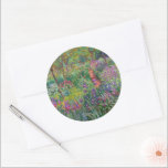 De Iris-tuin in Giverny door Claude Monet Ronde Sticker<br><div class="desc">De Iris Garden in Giverny geschilderd door Claude Monet. Circa 1900. Dit afbeelding is openbaar.</div>