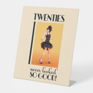 De jaren twintig zagen er nog nooit zo goed uit Vi Reclamebord Met Voetstuk