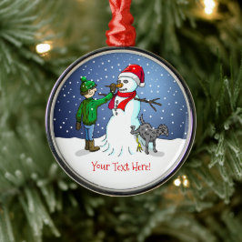 De jongen maakt een prachtige sneeuwman metalen ornament
