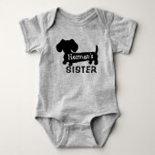 De jongere zus van de Dachshund, gepersonaliseerd  Romper (Voorkant)
