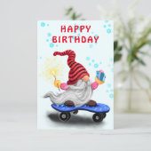 De Kaart van de verjaardag met Happy Skater Gnome  (Staand voorkant)
