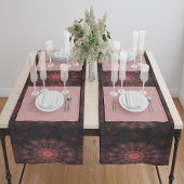 De karmozijnrode sprankelende bloemenkunst in het  korte tafelloper