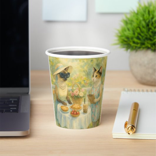 De kat is aan het picknicken in de tuin papieren bekers (Insitu)