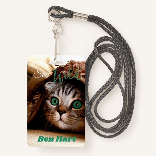 De kat is nog steeds wild badge (Voorkant met draagriem)