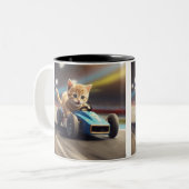 De kat rijdt in een blauwe raceauto 2024 tweekleurige koffiemok (Voorkant links)