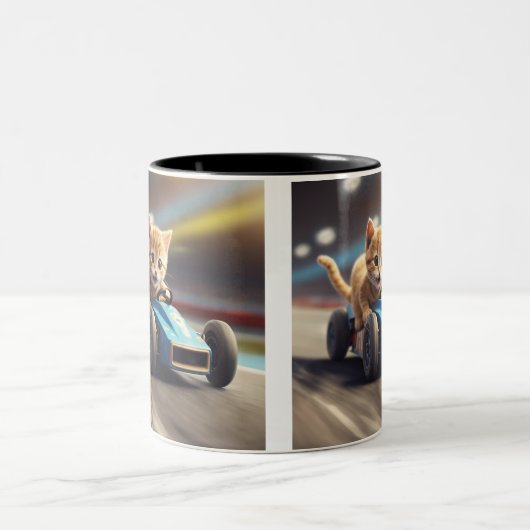 De kat rijdt in een blauwe raceauto 2024 tweekleurige koffiemok (Center)