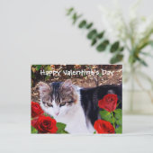 DE KAT VAN DE VALENTIJNSDAG MET RODE ROZEN FEESTDAGENKAART (Staand voorkant)