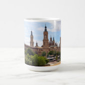 De kathedraal van Onze Dame van de Pijler en de Eb Koffiemok (Center)