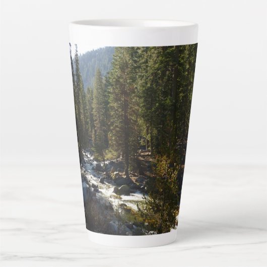 De Kaweah-rivier in het natuurpark Sequoia Latte Mok (Voorkant)