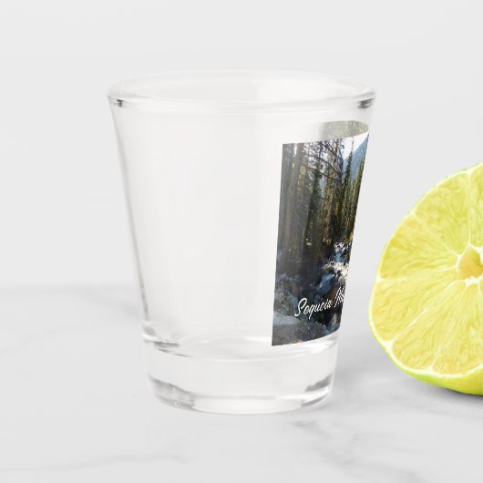 De Kaweah-rivier in het natuurpark Sequoia Shot Glas (Links)