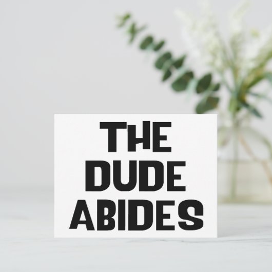 De kerel verbergt briefkaart (Staand voorkant)