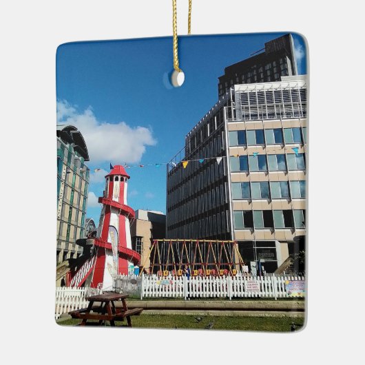 De kermis, het stadscentrum keramisch ornament (Links)