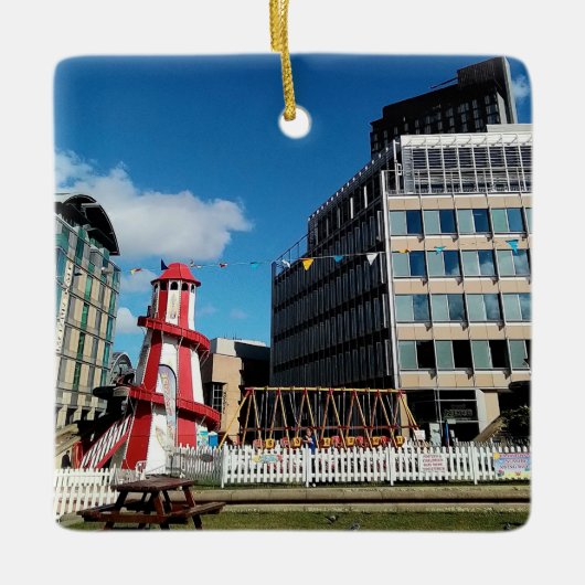 De kermis, het stadscentrum keramisch ornament (Voorkant)