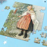 De kerstboom versieren - Carl Larsson Legpuzzel<br><div class="desc">Zweedse kunst door kunstenaar Carl Larsson. Een blond meisje in traditionele jurk staat op een stoel om de kerstboom te versieren. Zie winkel voor het coördineren van objecten! Over de kunstenaar: Carl Larsson was Zweeds schilder, illustrator, graficus en schrijver. Hij wordt nu vooral herinnerd aan zijn waterverven van het idyllische...</div>