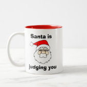 De kerstman beoordeelt je grappige kerstmis tweekleurige koffiemok (Links)