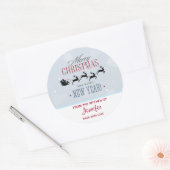 De kerstman en zijn vliegende rendierkeuken ronde sticker (Envelop)