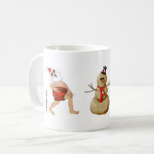 De kerstman in zwemtrunks met een sneeuwbroodje. koffiemok (Voorkant links)